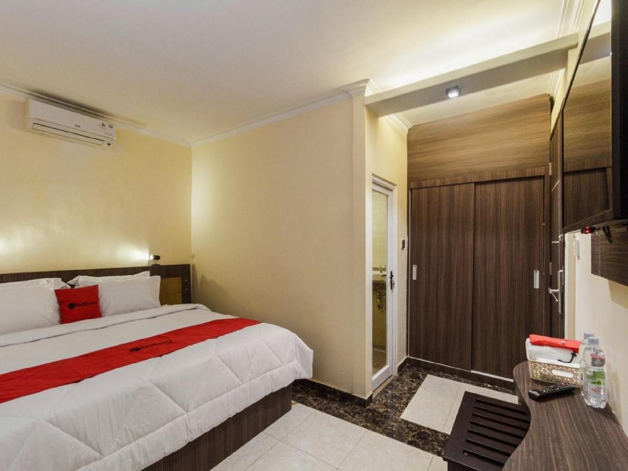Reddoorz Plus @ Boulevard Panakkukang Макасар Екстер'єр фото