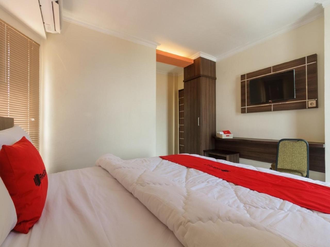 Reddoorz Plus @ Boulevard Panakkukang Макасар Екстер'єр фото